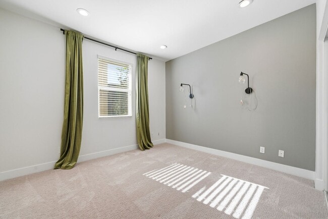 Building Photo - Designer-Upgraded Condo with Loft in Prime Location!