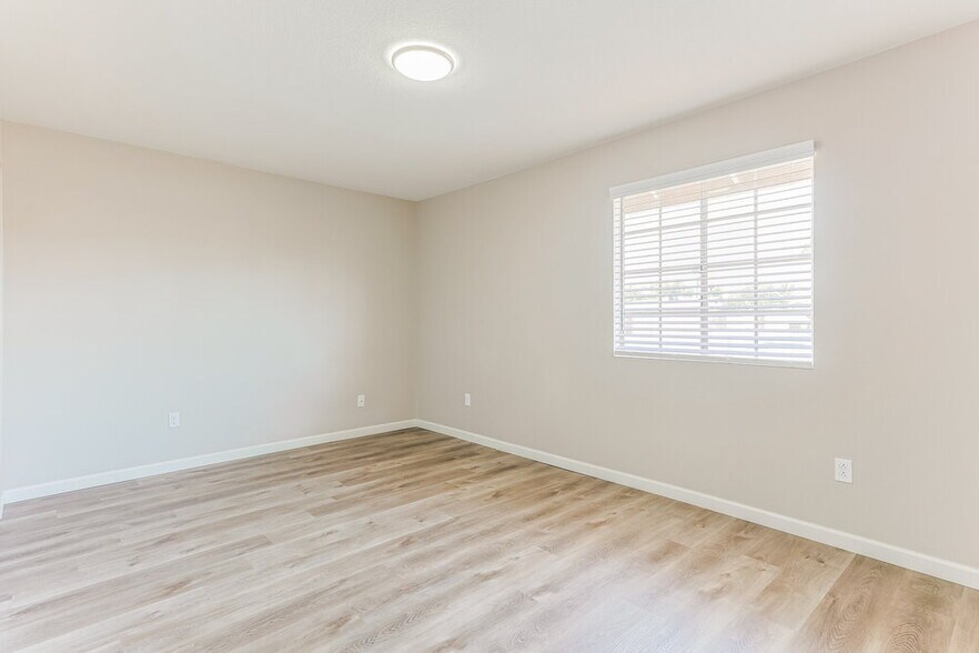 Building Photo - 2203 E Dragoon Ave