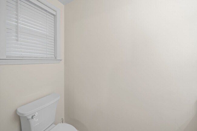 Building Photo - Southside Savannah Gem – 4BR Home in Windsor Forest with Sunroom & Patio