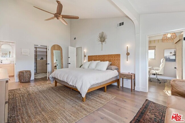 Building Photo - 810 Commonwealth Ave