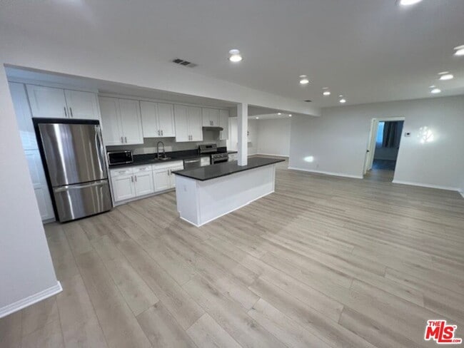 Building Photo - 10745 Saticoy St