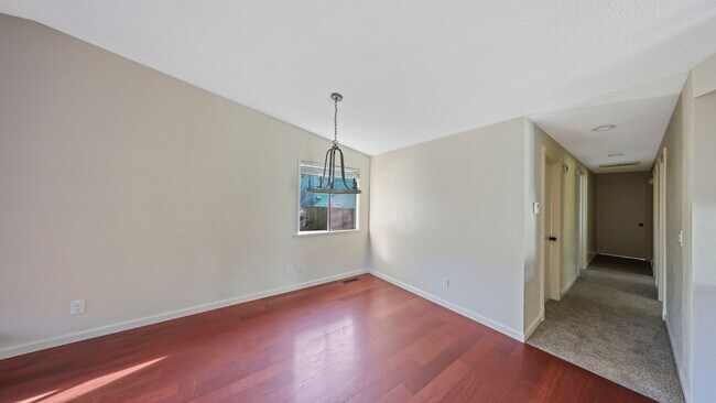 Building Photo - 3 Bed 2 Bath - Centrally Located - NAS Whidbey