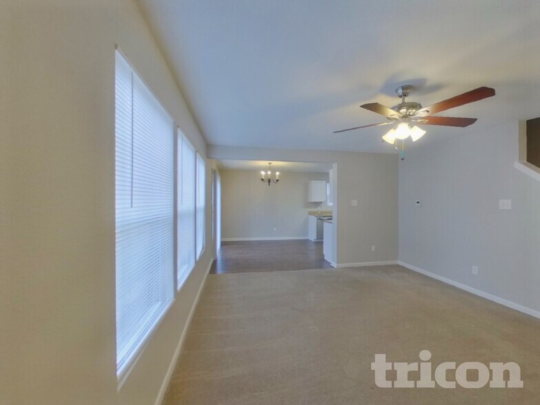 Building Photo - 923 Littleton Dr