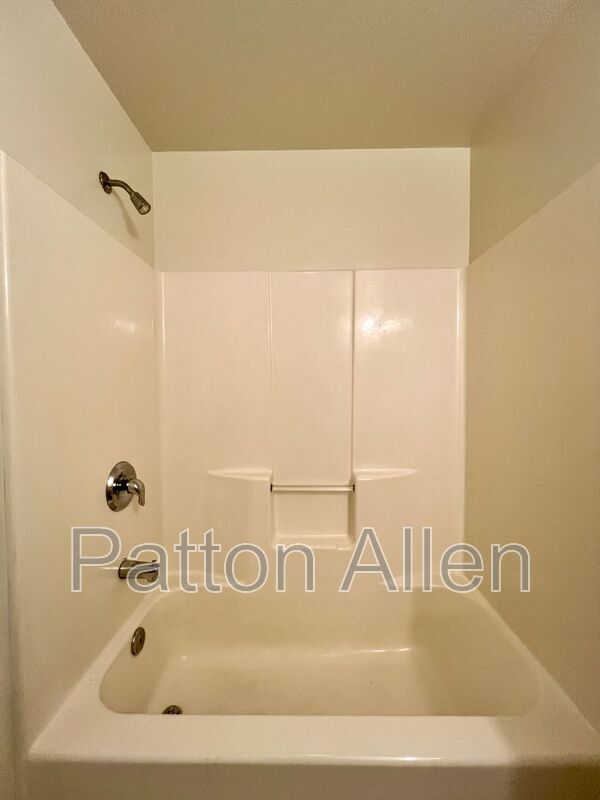 Building Photo - 43 Ravenscroft Dr