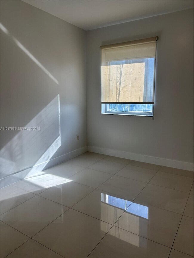 Building Photo - 1050 Brickell Ave