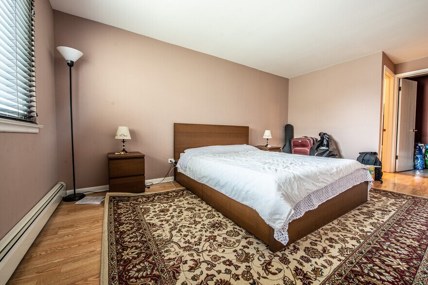 Building Photo - 5525 N Chester Ave