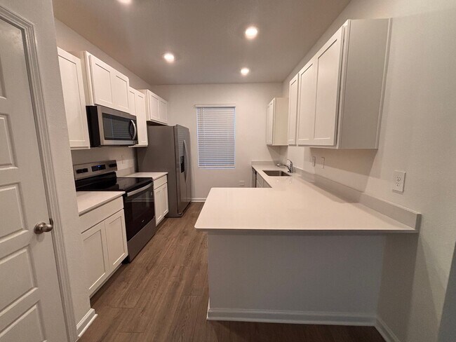 Building Photo - Never-Lived-In 3BR/2.5BA Townhome! Screened Lanai & Pond View!