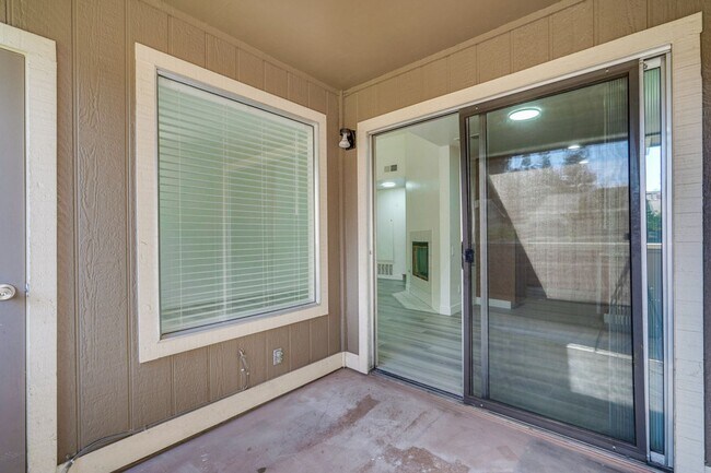 Building Photo - 2 bed 2 bath condo