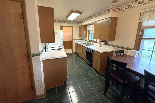 Building Photo - Large 3 Bedroom Home in North Ames just of...