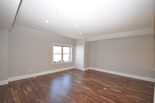 Building Photo - 120 W 7th St