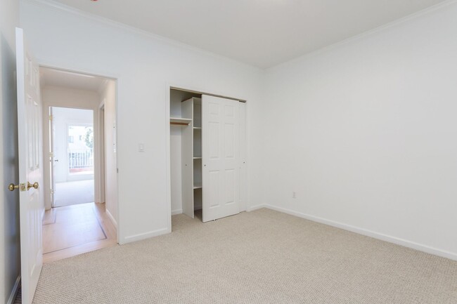 Building Photo - Spacious 3 Bed / 2 Bath Flat with garage parking in Outer Richmond. YouTube tour!