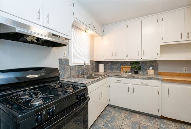 Building Photo - 706 Pennington Dr