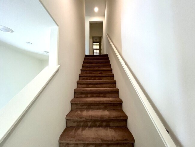 Building Photo - 2 bed, 2.5 bath located in Corona, CA!