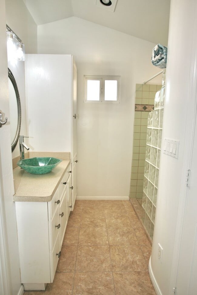 Building Photo - 3Br 2Ba Single Story Available Now!