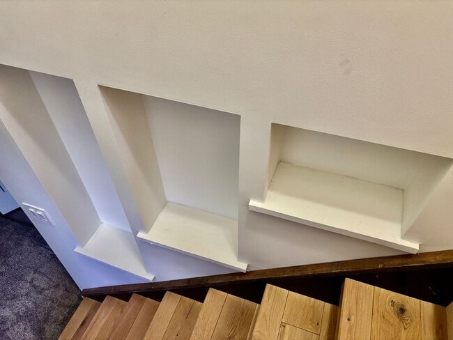 Building Photo - Spacious House. Expansive Lot. Prime Location