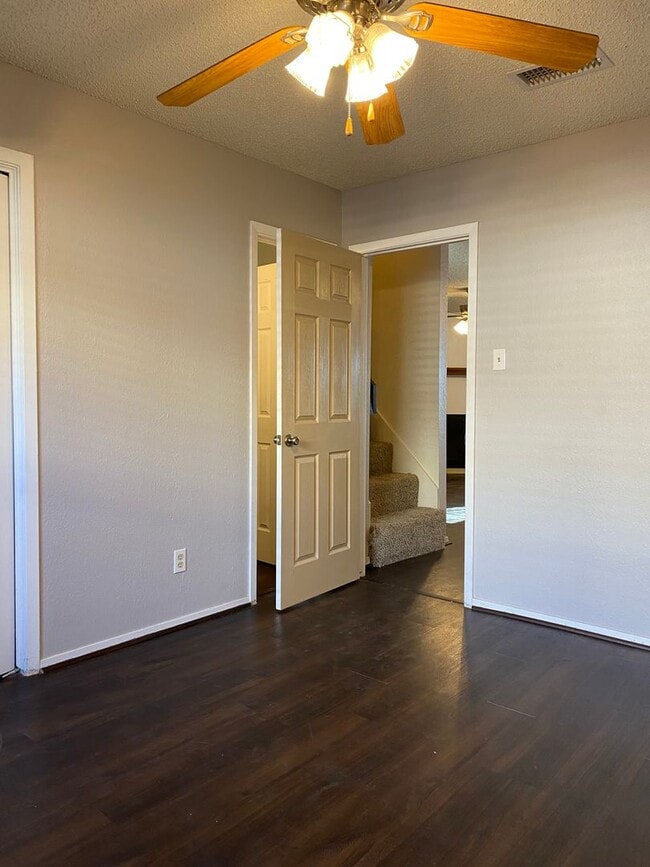 Building Photo - SPACIOUS 3 bedroom 2 bath Townhome COMING SOON!
