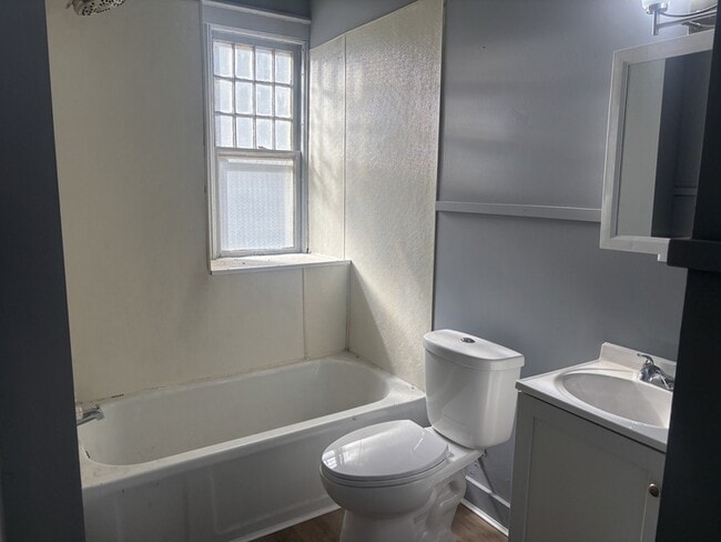 Building Photo - 1534 3rd Ave SE