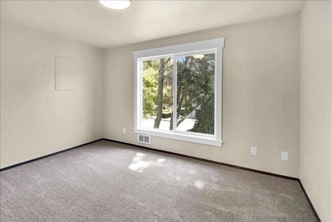 Building Photo - 561 Elm Way