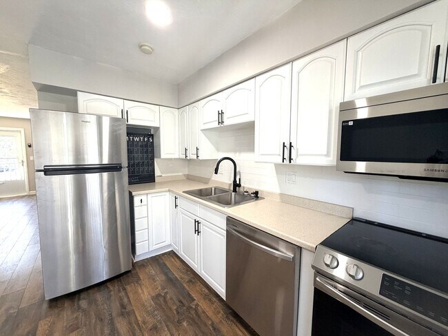 Building Photo - FIRST MONTH'S FREE RENT 2/1 STUNNING CONDO...
