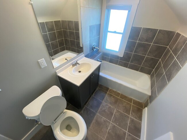 Building Photo - Newly Renovated 3 Bed 2 Bath Home