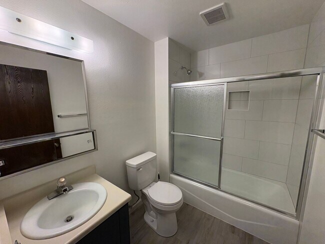 Building Photo - Updated **2 Bedroom | 1.5 Bath | 1-Car Garage Townhome**