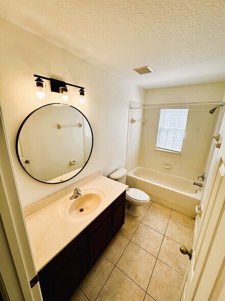 2nd Floor Full Bath - 1542 Almond Avenue