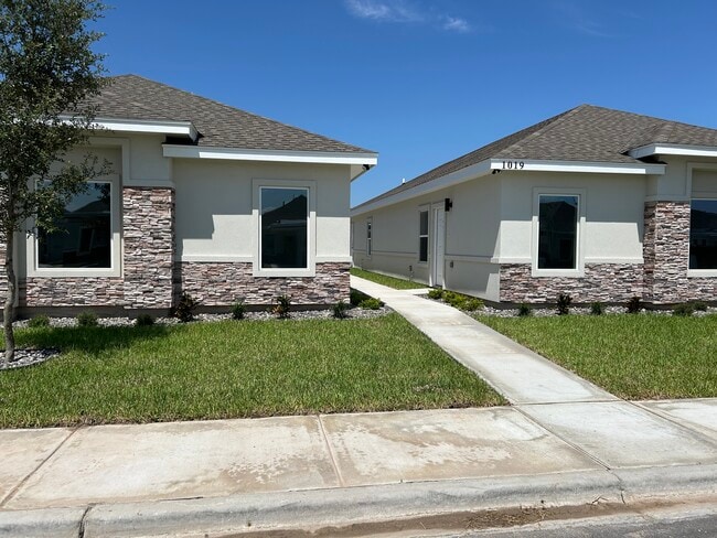 Building Photo - 1019 N Clarence Ave