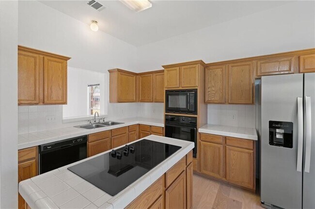 Building Photo - 2906 Greenlawn St