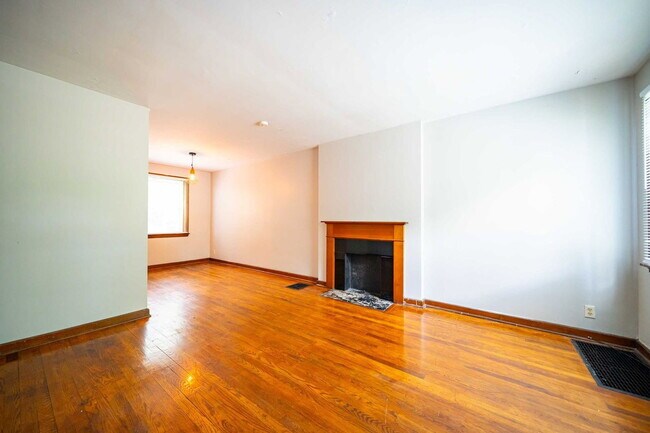 Building Photo - 215 E Hudson St