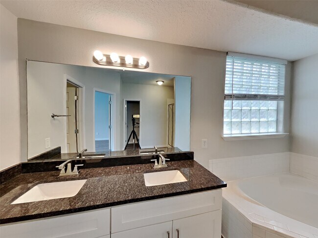 Building Photo - 6303 Tall Canyon Ct