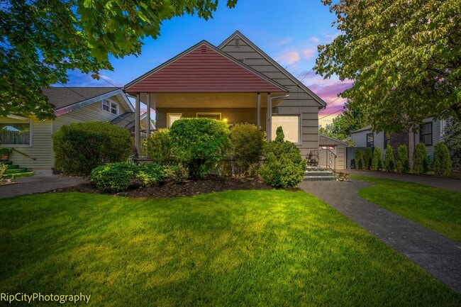Building Photo - Charming Bungalow in Overlook neighborhood...