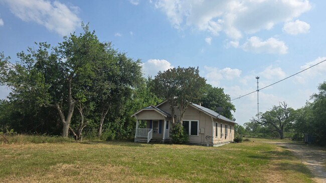Building Photo - House + 0.5 acres  for Lease In Manor