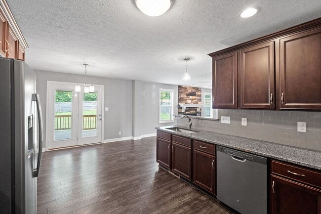 Building Photo - Gorgeous Single-Family with a Bonus Room & Large Fenced Backyard!