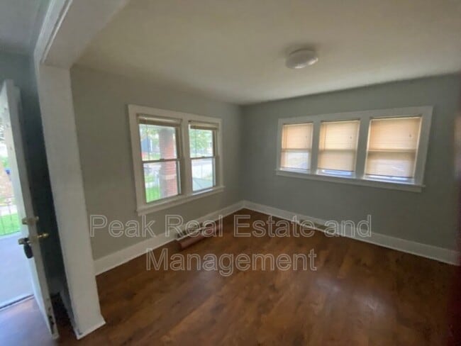 Building Photo - 816 Kensington Ave SW