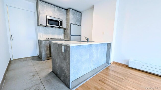 Building Photo - 23-09 Broadway