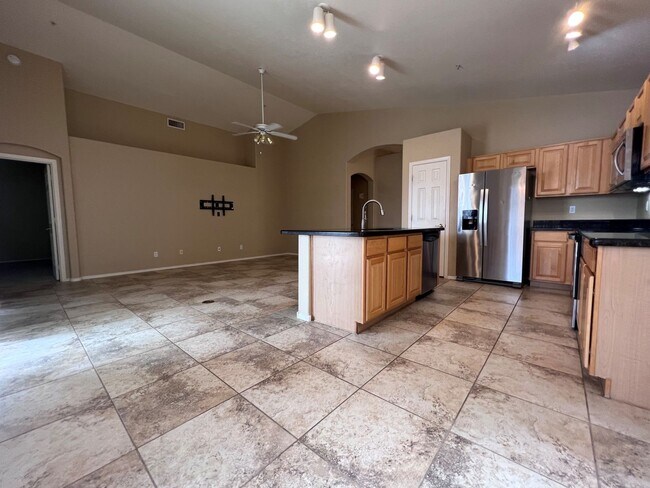 Building Photo - 4 BEDROOM WITH POOL
