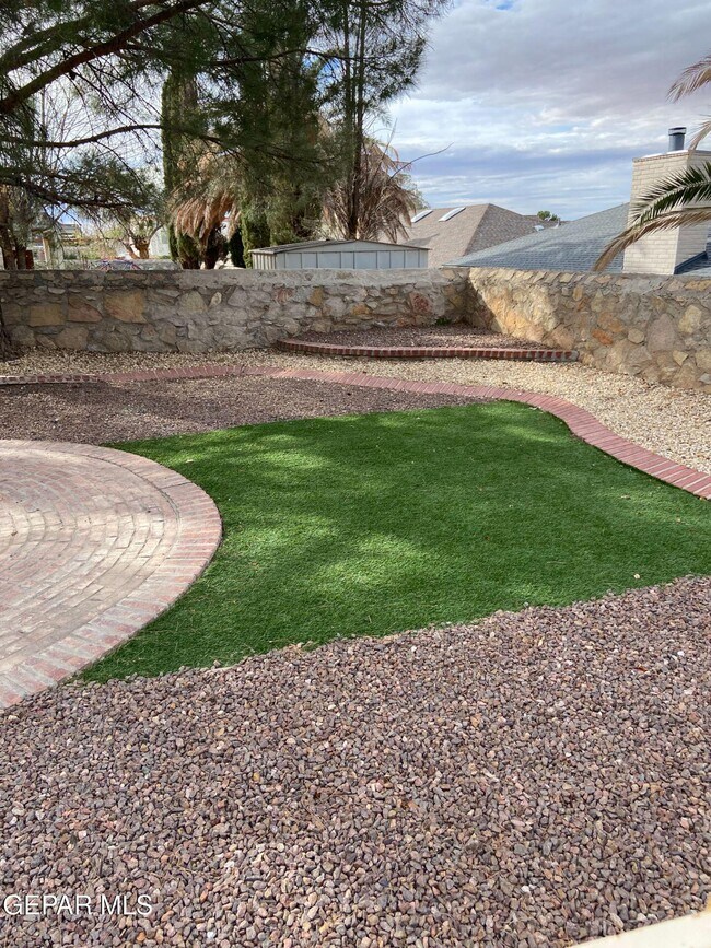 Building Photo - 6721 El Parque Dr