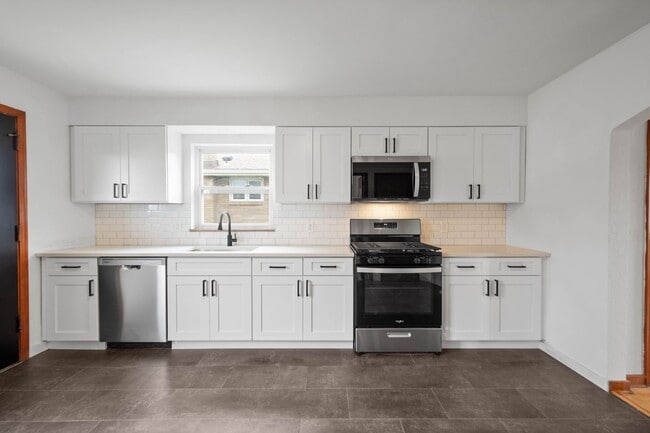 Building Photo - Don’t miss this! Beautifully RENOVATED 3 bedroom in Stowe!!