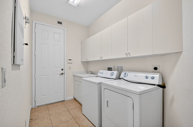 Building Photo - 6068 Pond Bluff Ct