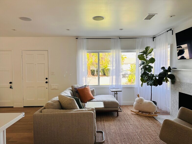 Building Photo - 2460 Glenrose Ave