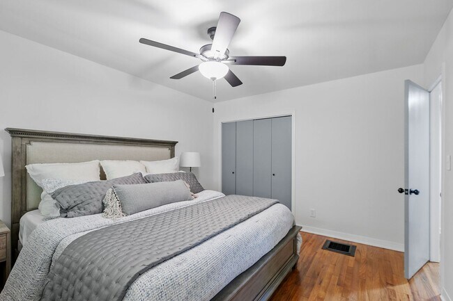 Building Photo - 3 bedroom 2 bath house 1-car garage walk to TMH!! Available in MAY!