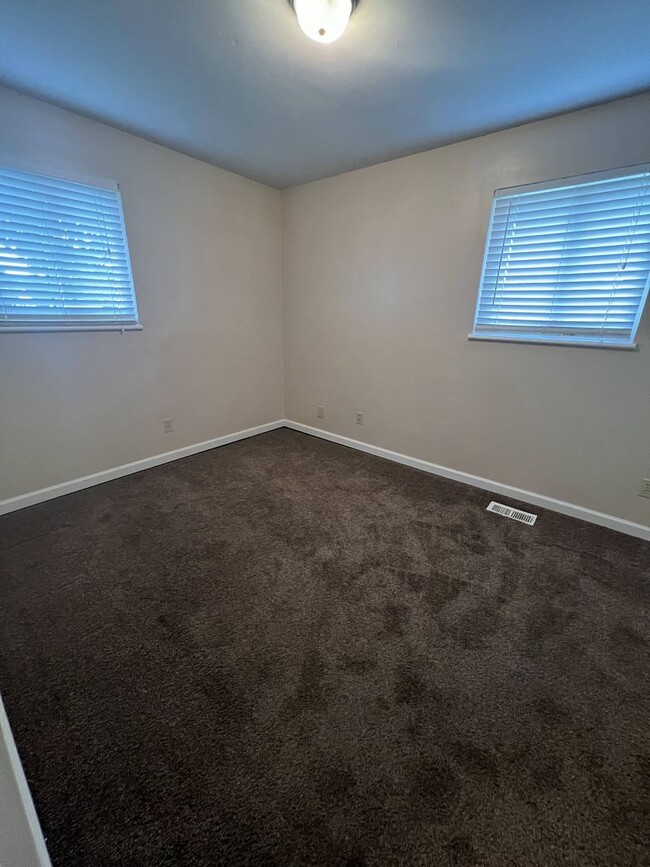 Building Photo - Pleasant 2 Bedroom, Private Entrance Apart...
