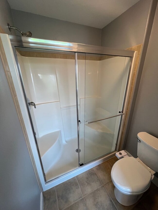 Building Photo - Large Three Bedroom Home in West Salem wit...