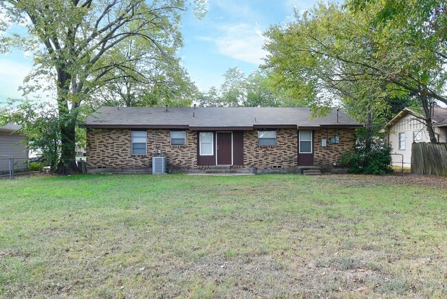 Building Photo - 1304 Skyline Dr