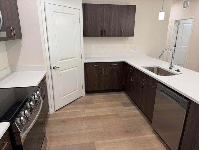 Building Photo - 983 W State St