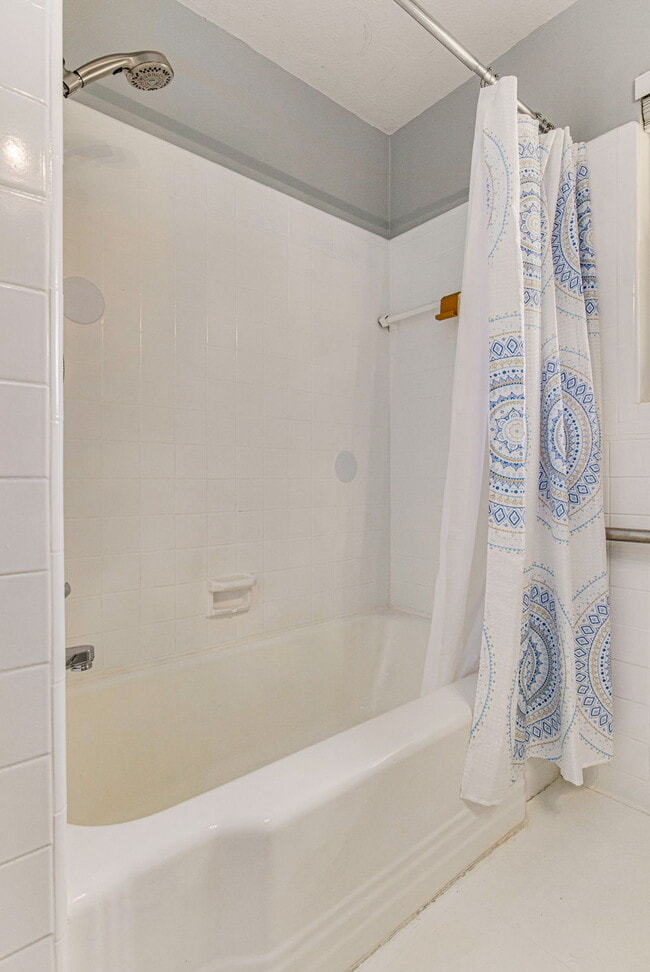 Building Photo - Beautiful East Hill home located in one of...