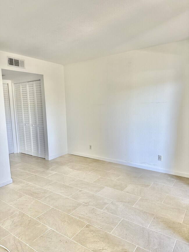 Building Photo - 1566 SE Royal Green Cir