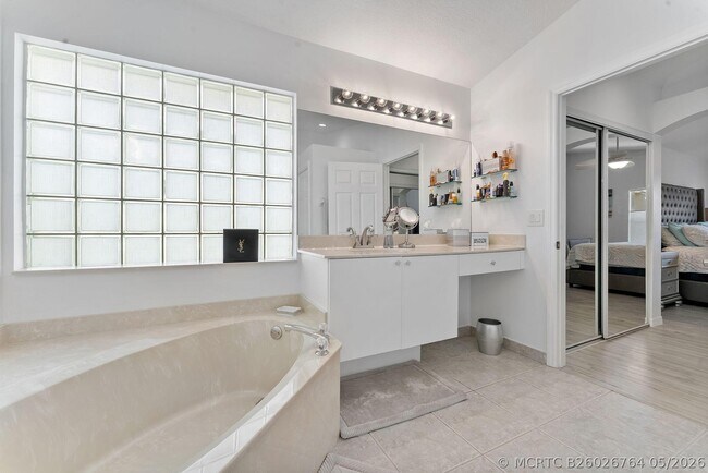 Building Photo - 6887 Viale Elizabeth