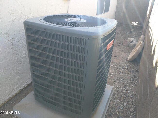 Building Photo - 1924 W Mockingbird Dr