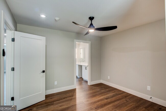 Building Photo - 119 Chateau Dr SE